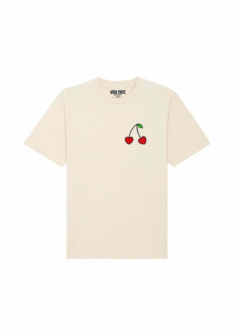 T-shirt beige à manches courtes avec un petit graphique de cerises en forme de cœur rouge et d'une feuille verte sur la poitrine gauche.