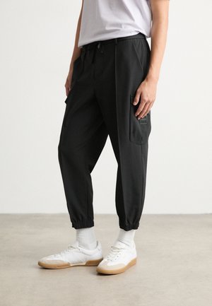 CHESTER - Pantaloni cargo - black