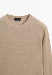 Pull en lin beige à col rond avec manches longues, doté d'un col côtelé et d'une étiquette de la marque Massimo Dutti à l'intérieur du col.