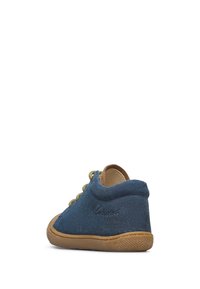 Sneaker blu in suede per bambino con suola in gomma marrone, lacci beige e nome del marchio impresso sul lato, mostrato da un'angolazione posteriore.