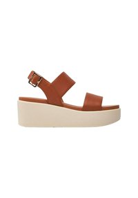 Sandalias de plataforma de cuero marrón con dos correas anchas y una correa de tobillo con hebilla. Suela de plataforma gruesa de color crema para mayor altura.