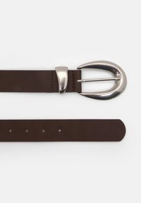 Cintura in pelle marrone con una fibbia argentata lucida; texture liscia, forma arrotondata e cinque fori per la regolazione lungo la cinghia.