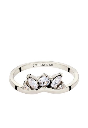 Sølvring med en rund klar ædelsten i midten, flankeret af to marquise-formede og to små runde klare ædelsten, indgraveret "JGJ 925 Ag" indvendigt i ringen.