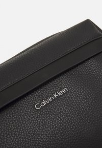 Calvin Klein MUST CAMERA BAG UNISEX - Taška s příčným popruhem - black