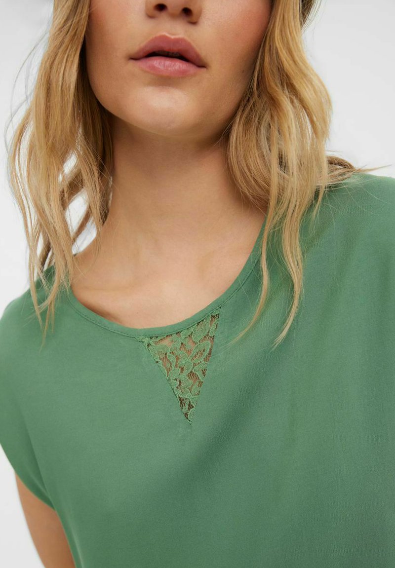 Damen T-Shirts | Vero Moda T-Shirt print comfrey/grün - YB25100 Damen T-Shirts | Vero Moda T-Shirt print comfrey/grün - YB25100