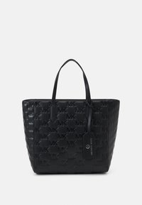 Sac fourre-tout noir en matériau texturé, arborant un motif en relief du logo "MK", avec deux poignées et une étiquette portant la marque "Michael Kors".