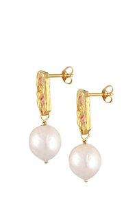 Guldtonade örhängen med en texturerad rektangulär topp med rosa accenter och stora, glänsande vita pärlor som hänger nedanför.