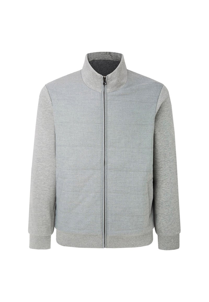 Graue Zip-Jacke mit hohem Kragen, die eine Kombination aus strukturierten und glatten Stoffpanelen, gerippten Bündchen und einem geraden Saum aufweist.