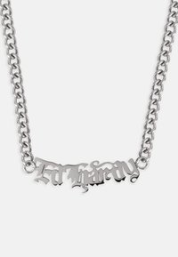 Colar de corrente de prata com um pendente ornamentado em estilo gótico com a palavra "Eternidade". Os elos são de tamanho médio e polidos.