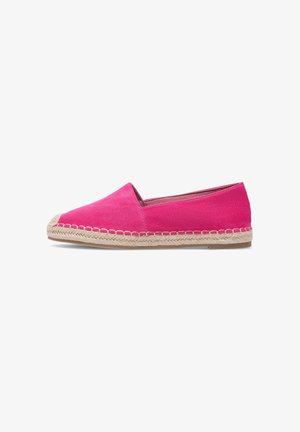 Espadrille de ante rosa brillante, tipo slip-on, con suela de yute trenzado y suela exterior de goma beige, mostrada de perfil sobre fondo blanco.
