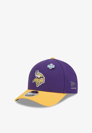 Lila-gelbe Minnesota Vikings Kappe mit NFL Draft 2023 Abzeichen und New Era Logo auf weißem Hintergrund.