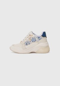 Sneaker beige con una toma in tessuto testurizzato e design floreale blu, lacci bianchi, occhielli dorati e suola chunky crema.