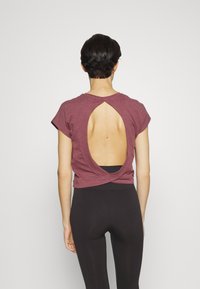 ONLY Play ONPDEEP LIFE OPEN BACK SHORT  - Printtipaita - windsor wine melange