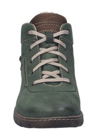 Botte cheville en cuir vert avec des lacets beiges, bout arrondi et surface texturée. Comprend un col rembourré brun contrastant et des détails de couture.