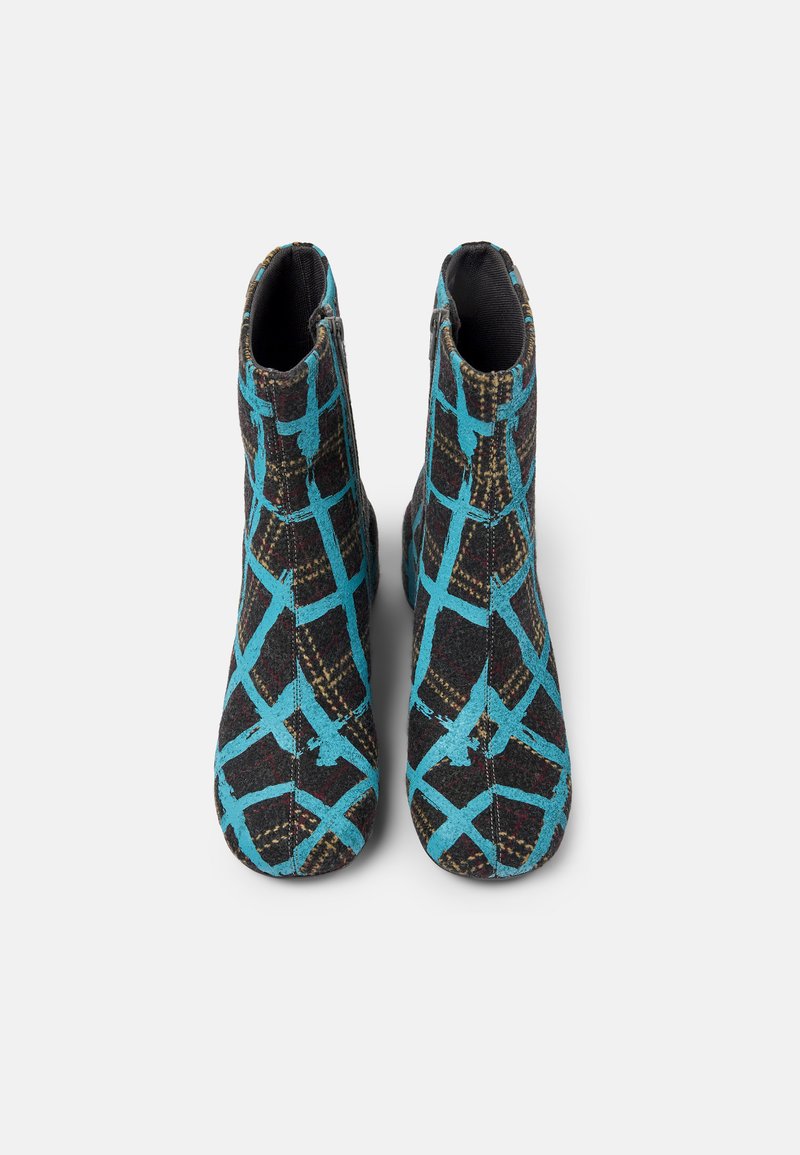 Czarne botki za kostkę wykonane z teksturowanej tkaniny, zdobione turkusowym geometrycznym wzorem z plecionymi akcentami oraz gładką podszewką.