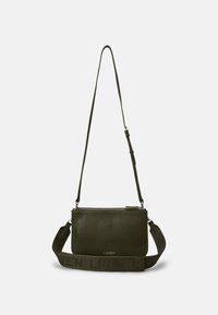 Olivgrön läderväskan i crossbody-stil med justerbar rem och bred tygrem med präglad "LAUREN" text.
