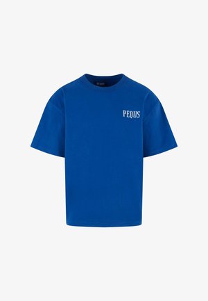 Sininen puuvillainen t-paita lyhyillä hihoilla, pyöreällä kaula-aukolla ja sana "PEQUS" painettuna valkoisena vasempaan rintataskuun.
