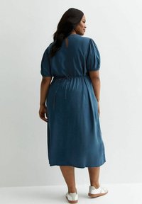 New Look Curves CURVES SHORT SLEEVE SMOCK MIDI - Vardagsklänning - blue