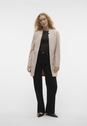 Ljusrosa skräddarsydd kavaj med strukturerad finish, öppen framtill, två framfickor, och matchad med svarta vida byxor och spetsiga ballerina.