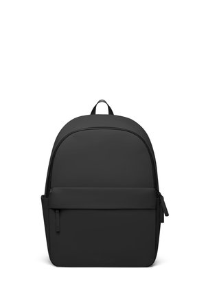 Sac à dos noir minimaliste avec un grand compartiment principal, une poche avant zippée, une poche latérale et une poignée sur le dessus, présenté sur un fond blanc.
