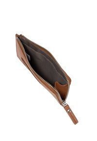 Portafoglio in pelle marrone con zip argentata, dotato di due scomparti per carte e rivestimento interno liscio. Forma compatta con una tracolla in pelle.