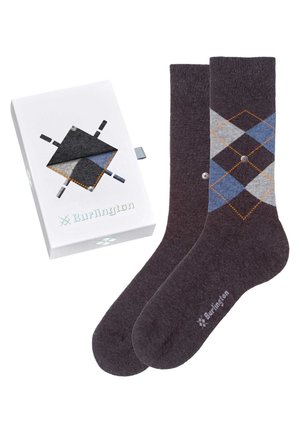 Chaussettes grises à motif argyle avec des accents bleus et orange, emballées dans une boîte blanche arborant un design géométrique et un logo.