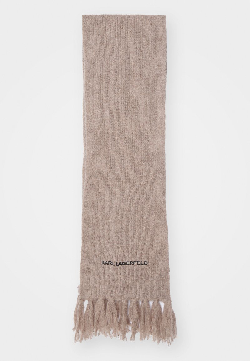Lys brun strikket tørklæde med frynser, der har et sort "KARL LAGERFELD" logo. Blød tekstur, rektangulær form, enkelt design.