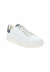 Sneaker bianca in pelle con accenti blu navy, design perforato, lacci piatti e suola in gomma. Presenta un marchio sulla linguetta e sui lacci.