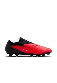 Κόκκινο και μαύρο ποδοσφαιρικό παπούτσι Nike Phantom Flyknit με υφή πάνω μέρος και μαύρα καρφιά, στραμμένο προς τα αριστερά σε λευκό φόντο.