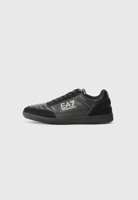 Čierne tenisky z kože a semišu, s prešívaním, textúrovanou gumovou podrážkou a bielym logom EA7 na boku.