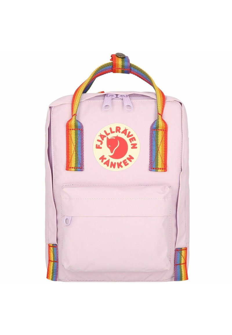 Mochila lilás clara com alças em arco-íris, bolso frontal com fecho, e logótipo circular apresentando uma raposa vermelha. Feita de um tecido durável.