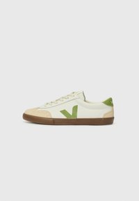 Unselected, white/kiwi/bark