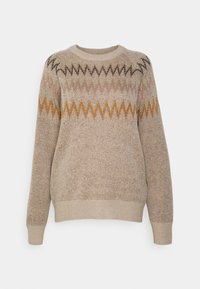 Beżowy sweter z dzianiny z wzorem w zygzak w ciemnobrązowych, różowych i musztardowych odcieniach. Klasyczny okrągły dekolt i prążkowane mankiety.