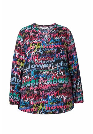 Blusa nera a maniche lunghe con scollo a V, caratterizzata da motivi di testo in stile scritto a mano colorati in rosa, verde, blu e bianco, con tipografia variata.