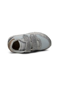 Sneaker azzurro con dettagli scintillanti argentati, realizzato in materiali mesh e suede, con doppi strap in Velcro e suola texturizzata per la presa.