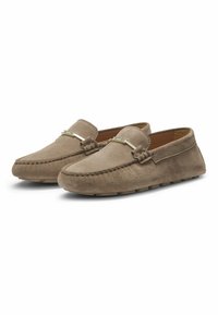 Samettiset loafers vaaleanruskeana, joissa on ompeluyksityiskohtia ja kultasävyisiä metalliosia. Joustavat kumipohjat mukavuutta ja liikkumisvapauden takaamiseksi.