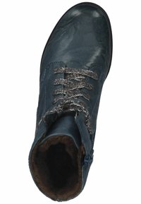 Stivaletti ankle in pelle blu con superficie strutturata, lacci grigi a fantasia e foderati in pelliccia. Presentano una cerniera laterale per indossarli facilmente.