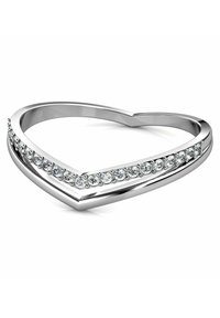 Anello argento a forma di cuore con un design affusolato, abbellito da una fila di cristalli trasparenti lungo un lato. Texture liscia e lucida.
