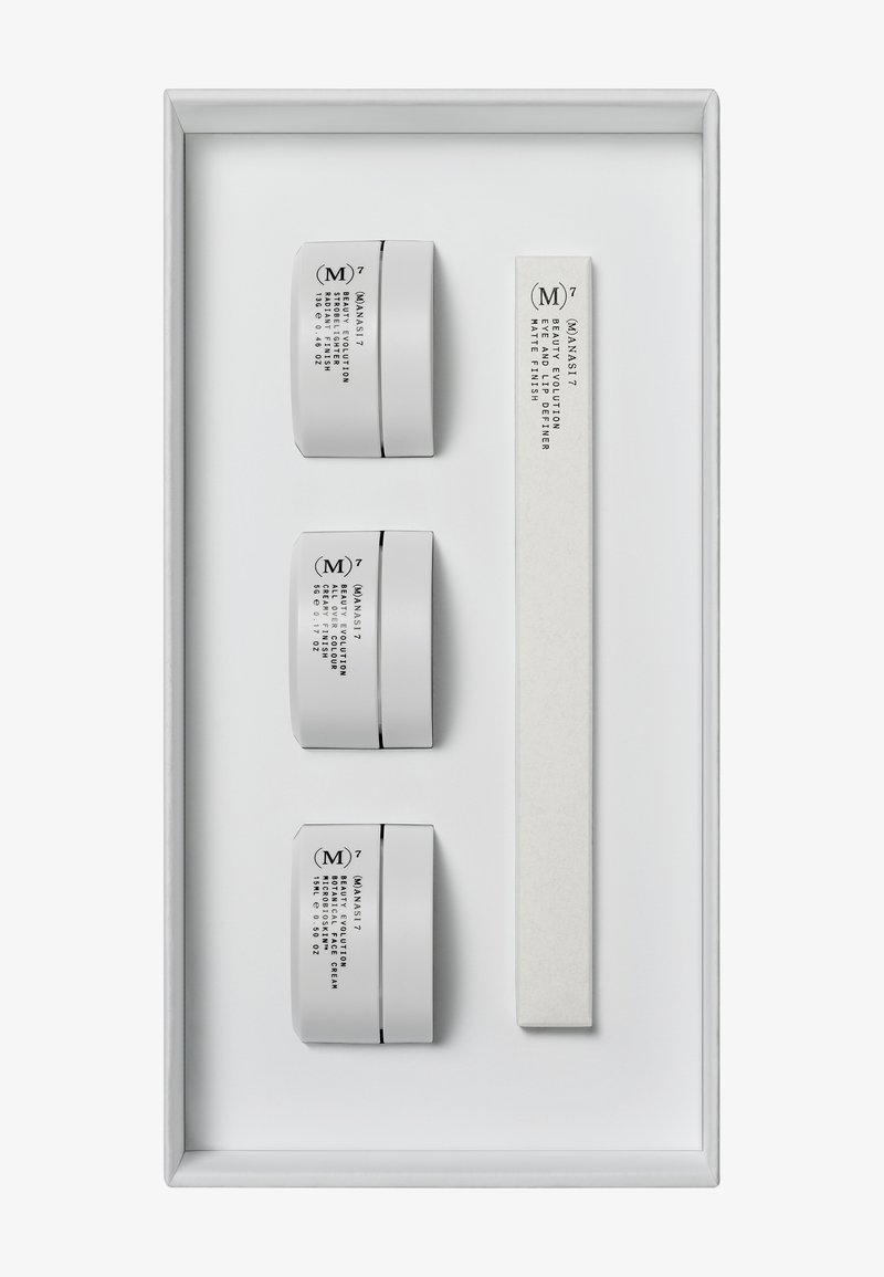 Trois conteneurs blancs avec du texte noir portant l'étiquette "MAN 57" et une spatule rectangulaire blanche dans un plateau blanc. Design propre et minimaliste.