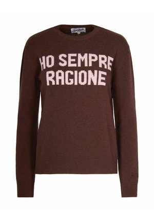 Maglione lavorato a maglia marrone con la frase "HO SEMPRE RAGIONE" in rosa pallido, colletto rotondo e polsini e orlo a coste.