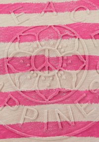 Rosa und beige gestreifter Stoff mit glitzerndem Finish. Verfügt über ein geprägtes Design mit Blumen- und Frieden-Symbolen, die strukturierte Akzente setzen.