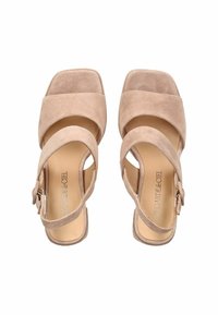 Sandali in suede beige con punta quadrata, due fasce larghe che attraversano il piede e una cinghia alla caviglia regolabile. Texture morbida e design minimale.