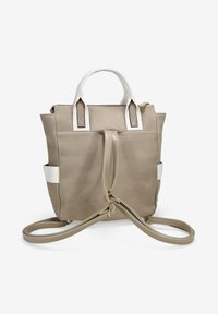 Bolso de tela beige con acentos de cuero blanco, doble asa superior y correa de hombro desmontable. Cuenta con dos bolsillos laterales y cierre de cremallera.