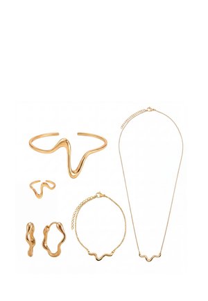 Set aus sechs goldfarbenen Schmuckstücken mit wellenförmigen, abstrakten Designs, darunter Manschettenarmband, Ring, Ohrringe, Kettenarmband und Halskette.