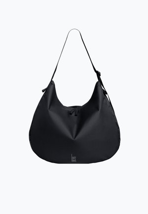 Schwarze, halbmondförmige Schultertasche mit verstellbarem Riemen und Reißverschluss, mit dezentem "GOT BAG"-Logo unten in der Mitte.