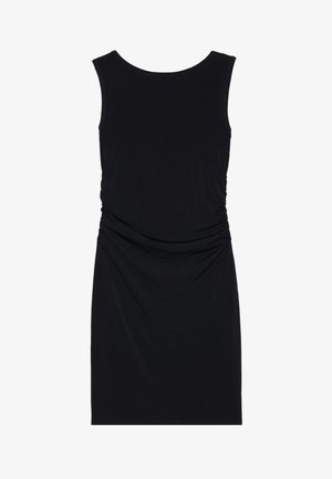 Vestido preto sem mangas em tecido suave, com decote redondo e detalhes de franzido lateral. Comprimento até ao joelho com uma textura suave.