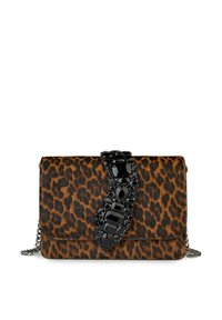 Borsa a mano con motivo leopardato, accentata da una decorazione nera lucida con pietre preziose e dotata di tracolla a catena, caratterizzata da una texture liscia e forma rettangolare.
