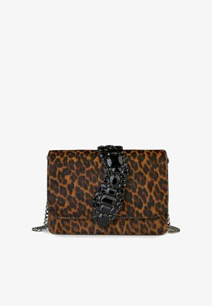 Pochette à motif léopard avec un accent noir brillant orné de bijoux et une bandoulière en chaîne, présentant une texture lisse et une forme rectangulaire.