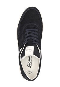 Marineblauer Wildleder-Sneaker mit weißer Gummisohle, flachen Schnürsenkeln und einem kleinen Logo-Tag an der Zunge. Mit strukturiertem Obermaterial und gepolstertem Schaft.