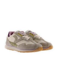 Un paio di sneakers in suede beige e verde oliva con dettagli viola chiaro e suole in gomma. Mostrate affiancate su uno sfondo bianco.
